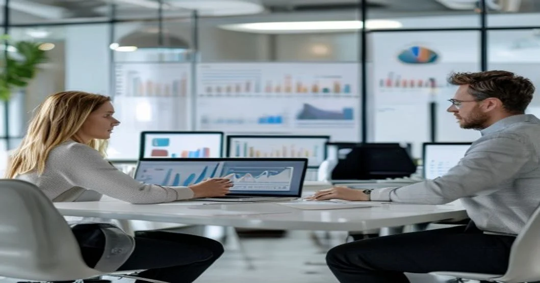 Equipo de agencia de marketing digital trabajando con ordenador portátil y gráficas de analítica para pymes