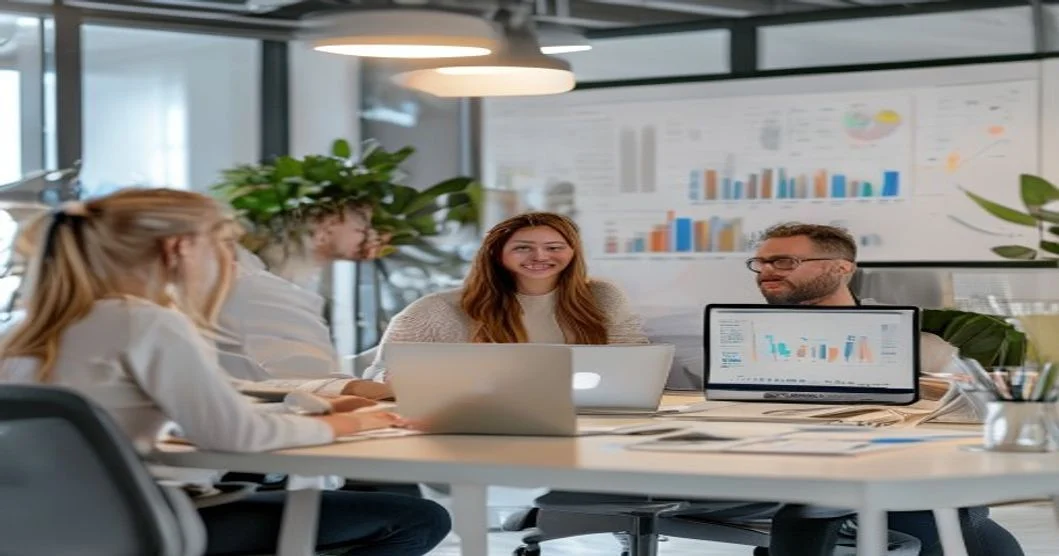 Equipo de una agencia SEO en España trabajando con analítica web en un entorno de oficina profesional moderno